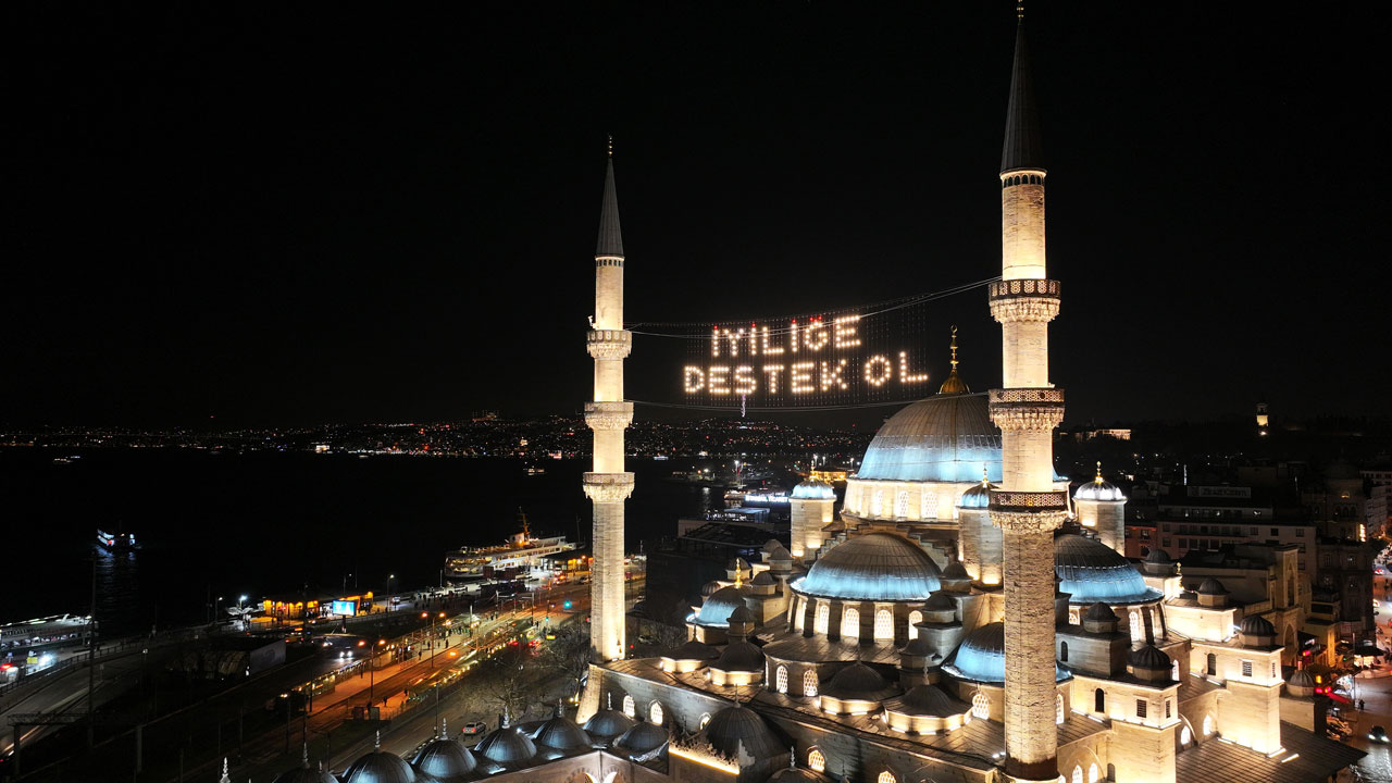 Foto - İstanbul Ramazan ışığıyla parlıyor! Huzur ve güzellik mahyalarla geceleri aydınlatıyor
