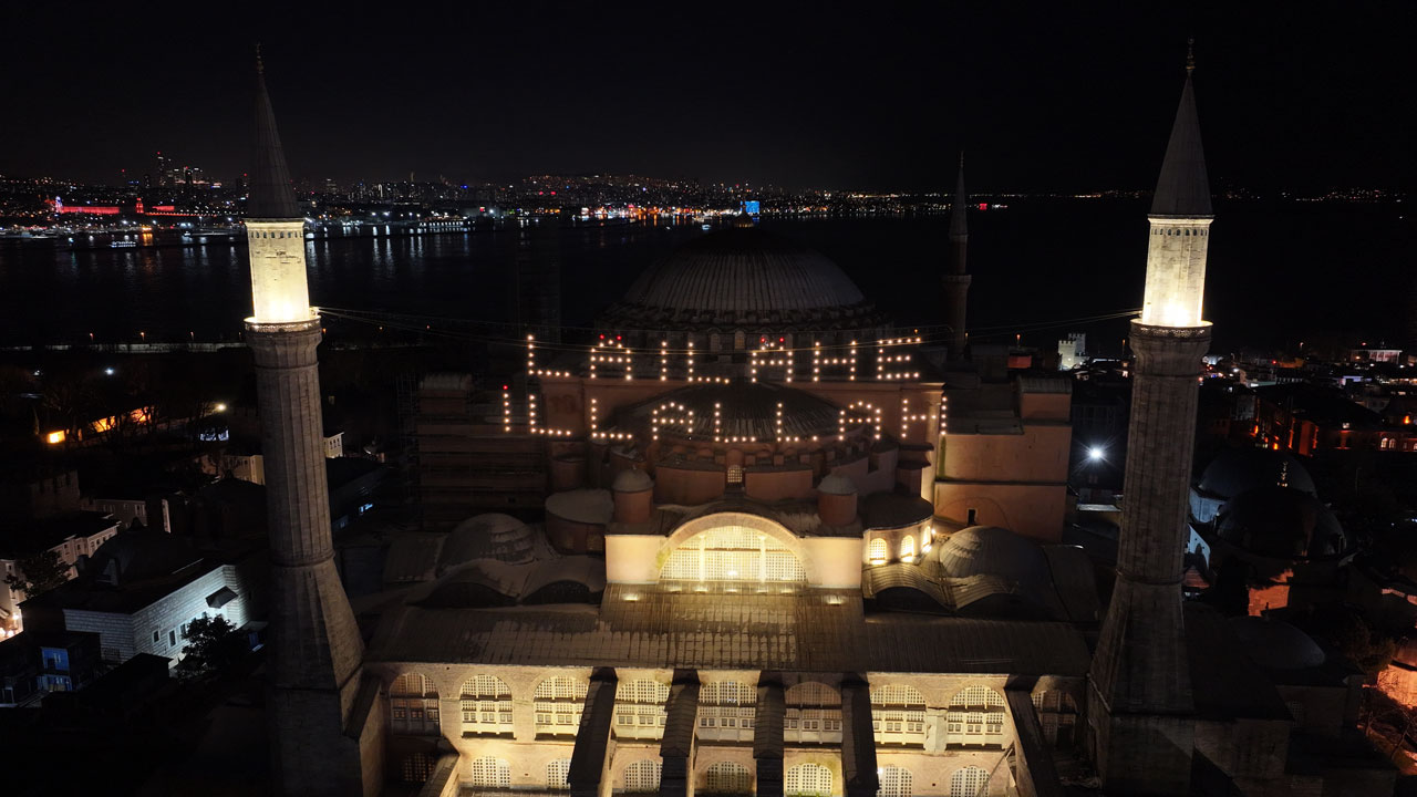 Foto - İstanbul Ramazan ışığıyla parlıyor! Huzur ve güzellik mahyalarla geceleri aydınlatıyor