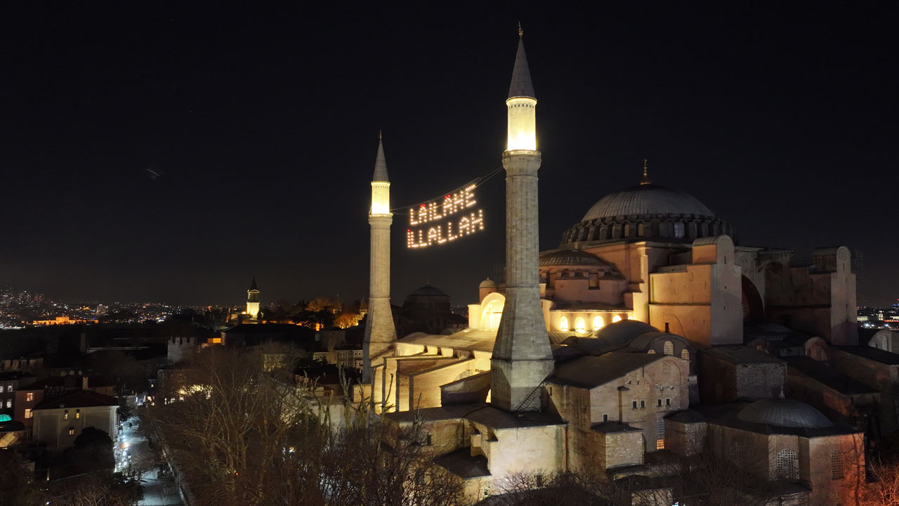 Foto - İstanbul Ramazan ışığıyla parlıyor! Huzur ve güzellik mahyalarla geceleri aydınlatıyor