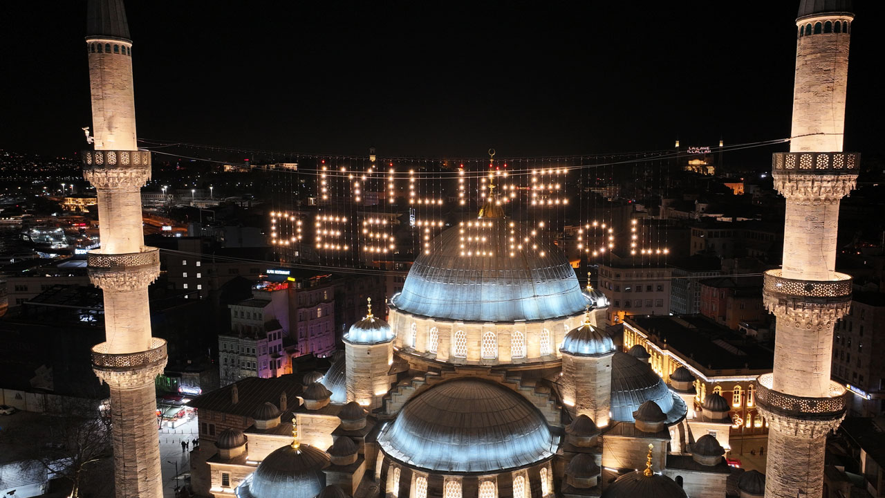 Foto - İstanbul Ramazan ışığıyla parlıyor! Huzur ve güzellik mahyalarla geceleri aydınlatıyor
