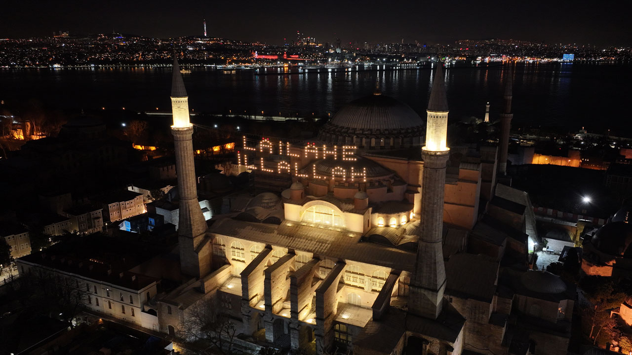 Foto - İstanbul Ramazan ışığıyla parlıyor! Huzur ve güzellik mahyalarla geceleri aydınlatıyor