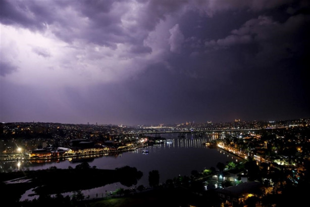 Foto - İstanbul şimşekli bir gece geçirdi