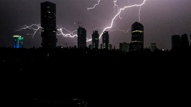 İstanbul şimşekli bir gece geçirdi
