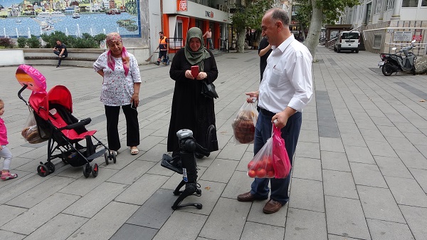 Foto - İstanbul sokaklarında gezdi | Bakın robot köpeğe ne ikram ettiler! 
