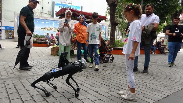 Foto - İstanbul sokaklarında gezdi | Bakın robot köpeğe ne ikram ettiler! 