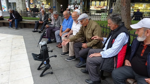 Foto - İstanbul sokaklarında gezdi | Bakın robot köpeğe ne ikram ettiler! 