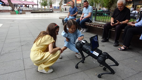 Foto - İstanbul sokaklarında gezdi | Bakın robot köpeğe ne ikram ettiler! 