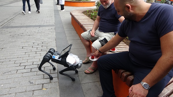 İstanbul sokaklarında gezdi | Bakın robot köpeğe ne ikram ettiler! 