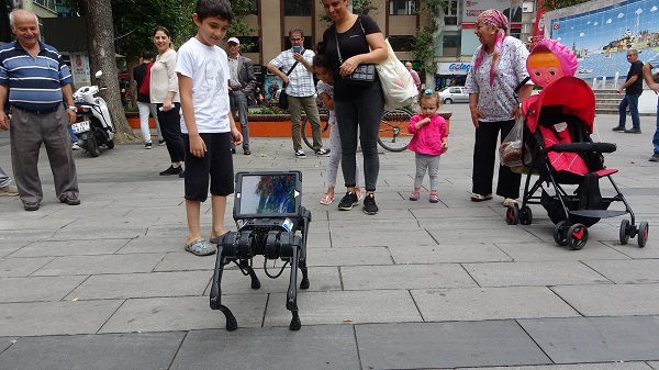 Foto - İstanbul sokaklarında gezdi | Bakın robot köpeğe ne ikram ettiler! 