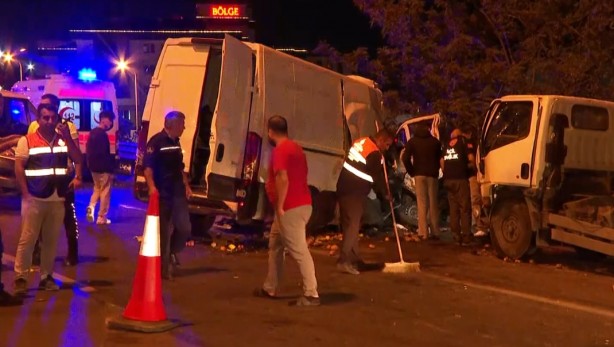 Foto - İstanbul TEM oto yolunda meydana gelen kazada 1 kişi öldü, 3 kişi yaralandı