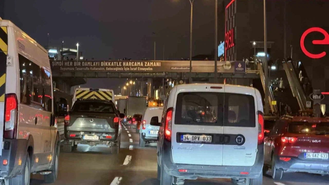 İstanbul yolunda bayram dönüşü çilesi başladı! O araçlara yasak geldi