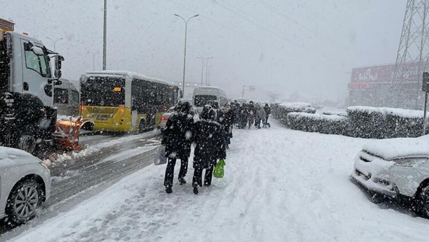 İstanbul'a kar fena geliyor! Gün hatta saat verildi... Atkı, bere ve eldivenleri hazırlayın