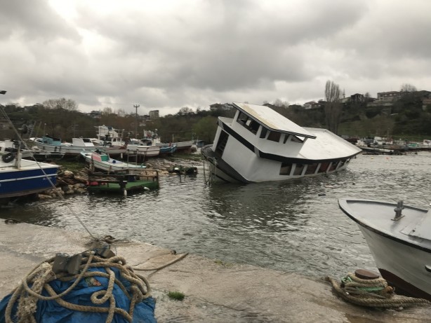 Foto - İstanbul’a su sağlayan baraj taştı, barınak ve tekneler zarar gördü
