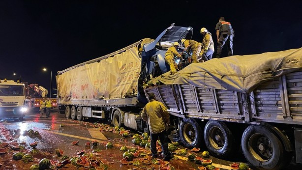 Foto - İstanbul'da 2 tır çarpıştı! 1 şoför öldü