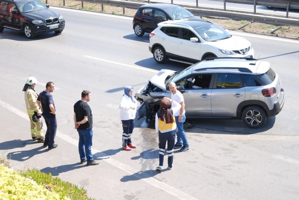 İstanbul'da 3 aracın karıştığı trafik kazasında 2 kişi yaralandı
