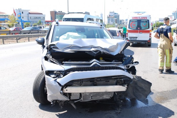 Foto - İstanbul'da 3 aracın karıştığı trafik kazasında 2 kişi yaralandı
