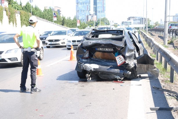 Foto - İstanbul'da 3 aracın karıştığı trafik kazasında 2 kişi yaralandı