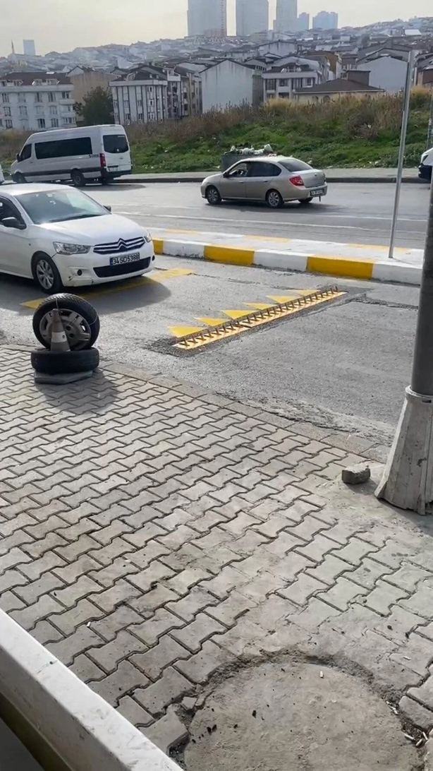 Foto - İstanbul’da akıllara durgunluk veren olay! Böylesi ancak Türkiye'de olur! Önce lastikler patladı, sonra parayı cebe attı! Bu işte bir terslik var