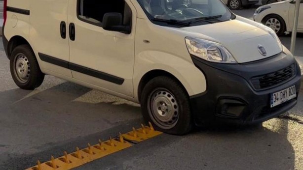 Foto - İstanbul’da akıllara durgunluk veren olay! Böylesi ancak Türkiye'de olur! Önce lastikler patladı, sonra parayı cebe attı! Bu işte bir terslik var