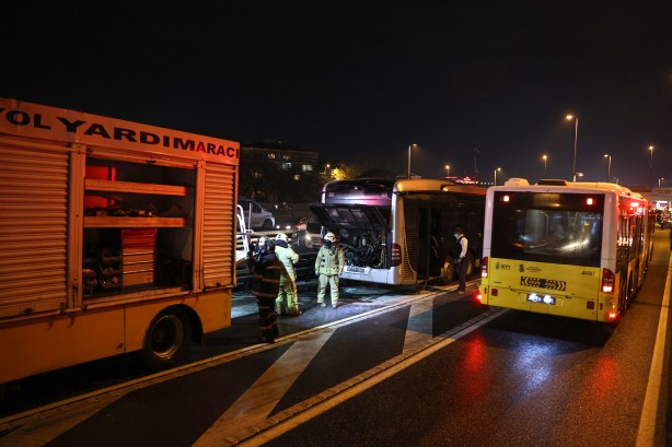 Foto - İstanbul'da arızalarla gündeme gelen metrobüste bu kez yangın paniği!