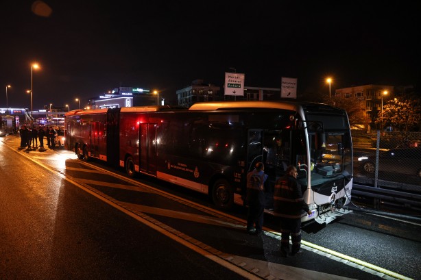 Foto - İstanbul'da arızalarla gündeme gelen metrobüste bu kez yangın paniği!