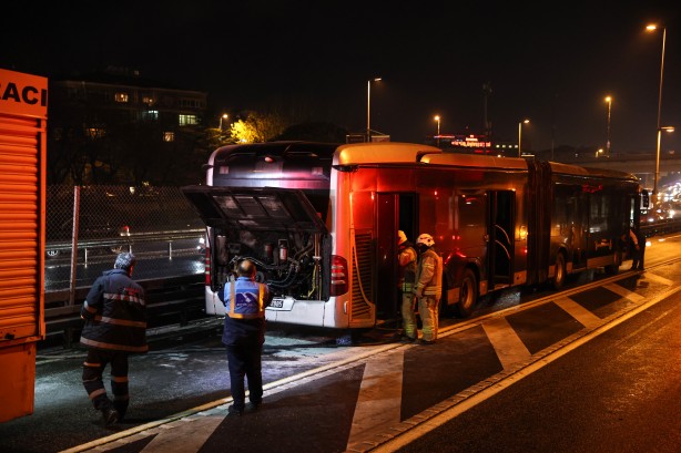 Foto - İstanbul'da arızalarla gündeme gelen metrobüste bu kez yangın paniği!