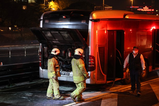 İstanbul'da arızalarla gündeme gelen metrobüste bu kez yangın paniği!