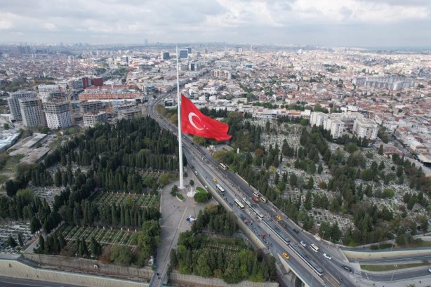 Foto - İstanbul'da bayraklar Gazze için yarıya indirildi