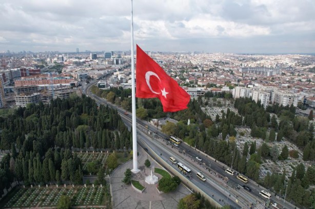 Foto - İstanbul'da bayraklar Gazze için yarıya indirildi
