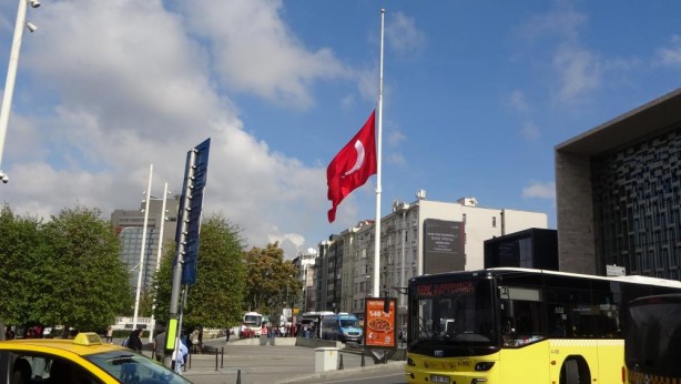 İstanbul'da bayraklar Gazze için yarıya indirildi