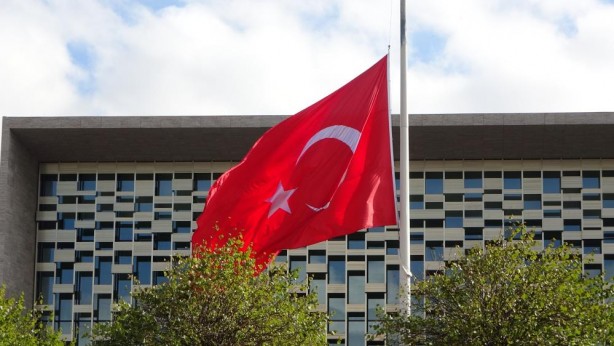 Foto - İstanbul'da bayraklar Gazze için yarıya indirildi