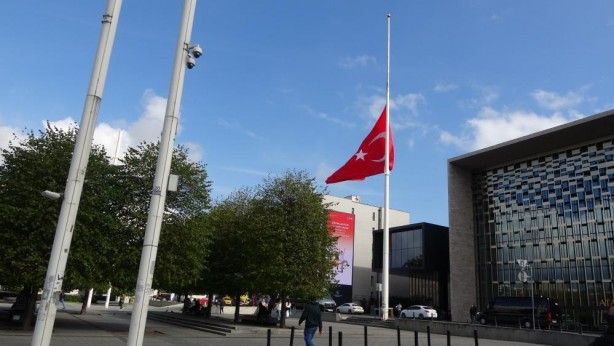 Foto - İstanbul'da bayraklar Gazze için yarıya indirildi