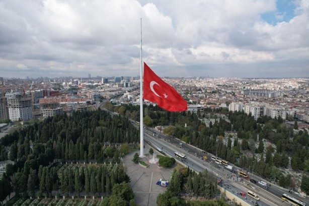 Foto - İstanbul'da bayraklar Gazze için yarıya indirildi