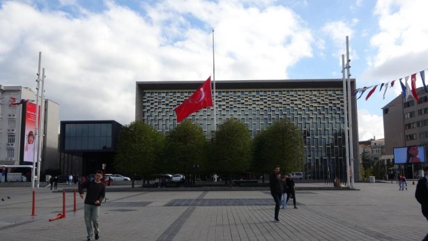 Foto - İstanbul'da bayraklar Gazze için yarıya indirildi