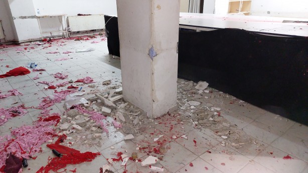 Foto - İstanbul'da korku dolu anlar! Binanın kolanları büyük bir gürültüyle patladı