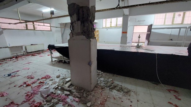 Foto - İstanbul'da korku dolu anlar! Binanın kolanları büyük bir gürültüyle patladı