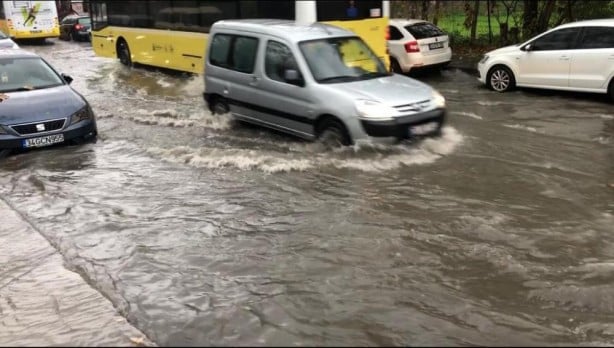 Foto - İstanbul’da caddeler göle döndü