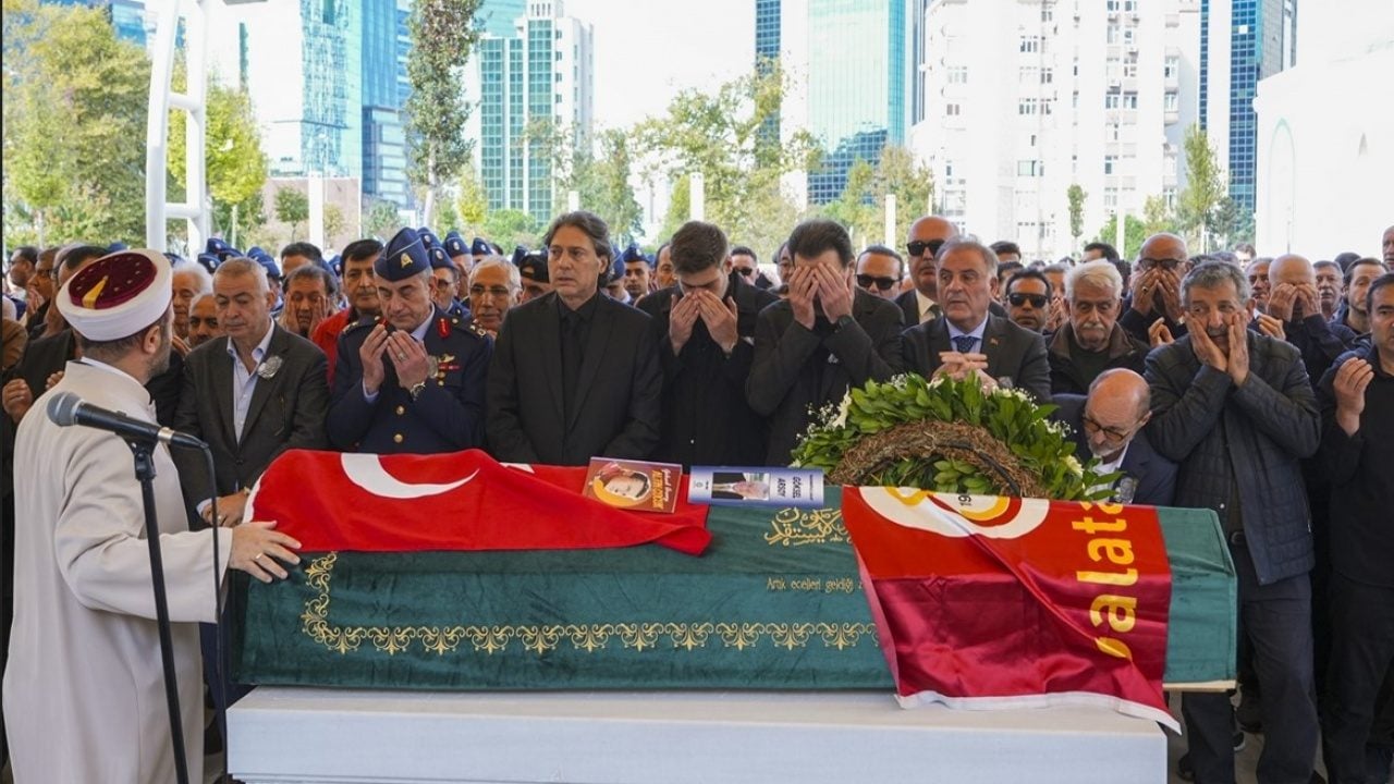 Foto - İstanbul’da cenaze töreni düzenlendi! Sanatçı Göksel Arsoy’a veda
