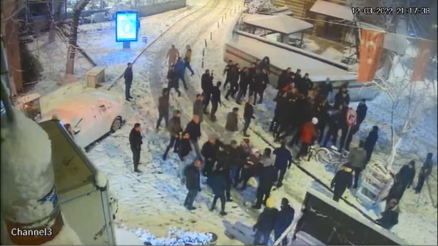 İstanbul'da dehşet anları! Kartopu savaşı silahlı kavgaya dönüştü