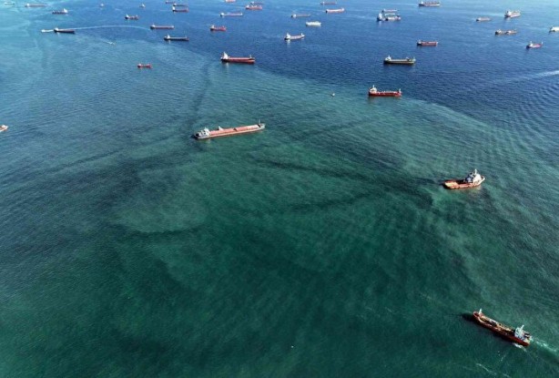 Foto - İstanbul'da denizde dikkat çeken görüntü!