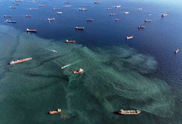 Foto - İstanbul'da denizde dikkat çeken görüntü!