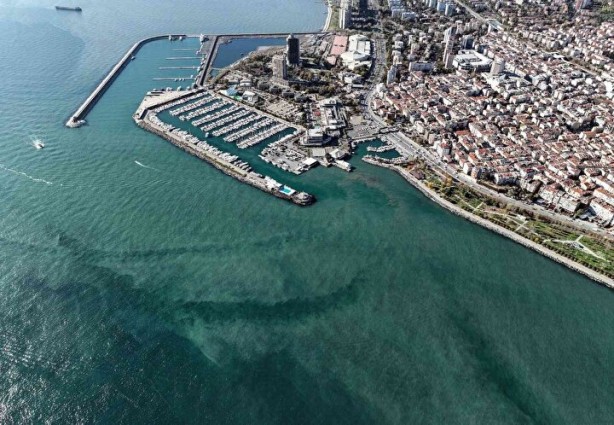 Foto - İstanbul'da denizde dikkat çeken görüntü!