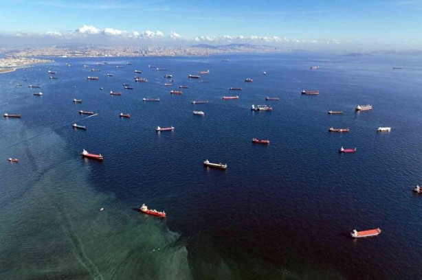 Foto - İstanbul'da denizde dikkat çeken görüntü!