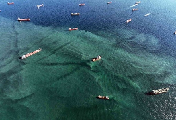 Foto - İstanbul'da denizde dikkat çeken görüntü!