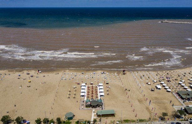 İstanbul'da denizin rengi değişti