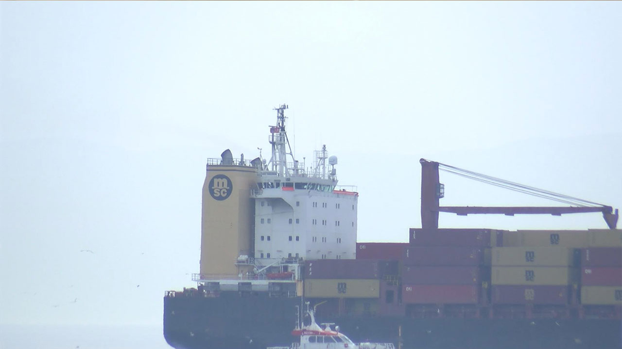 Foto - İstanbul'da dev gemi karaya oturdu