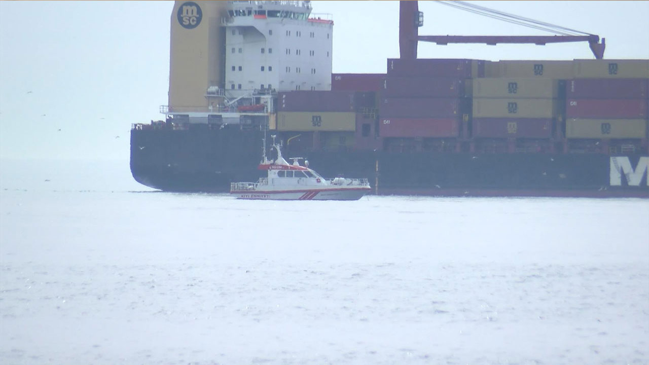 İstanbul'da dev gemi karaya oturdu