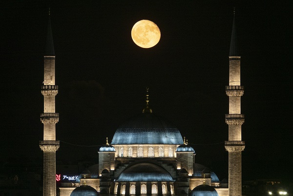 İstanbul’da dolunaylı gece