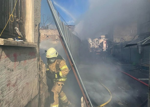 Foto - İstanbul'da emniyetin deposunda çıkan yangın söndürüldü
