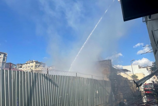 Foto - İstanbul'da emniyetin deposunda çıkan yangın söndürüldü